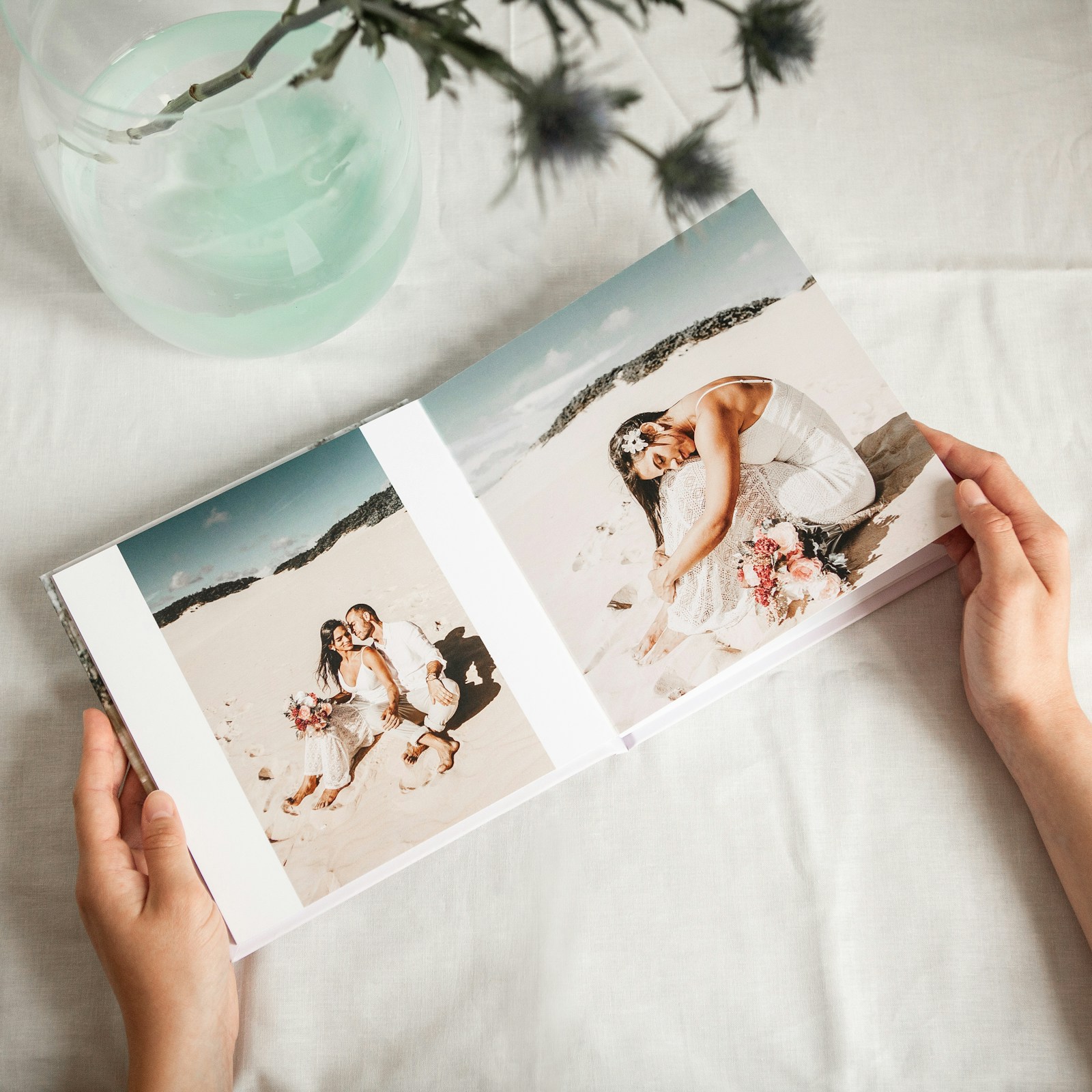 Fotolibro abierto con imágenes de una celebración